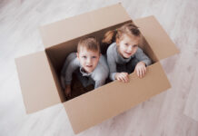 Дети сидят в картонной коробке