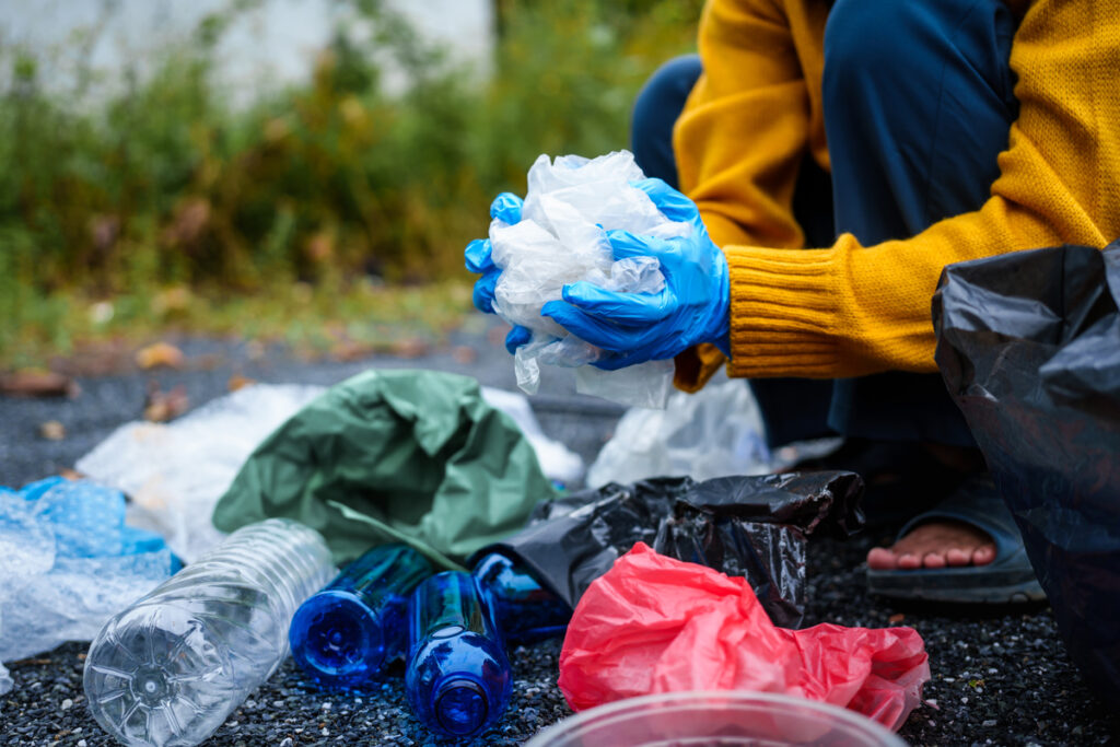 Девушки сортируют пластиковые бутылки