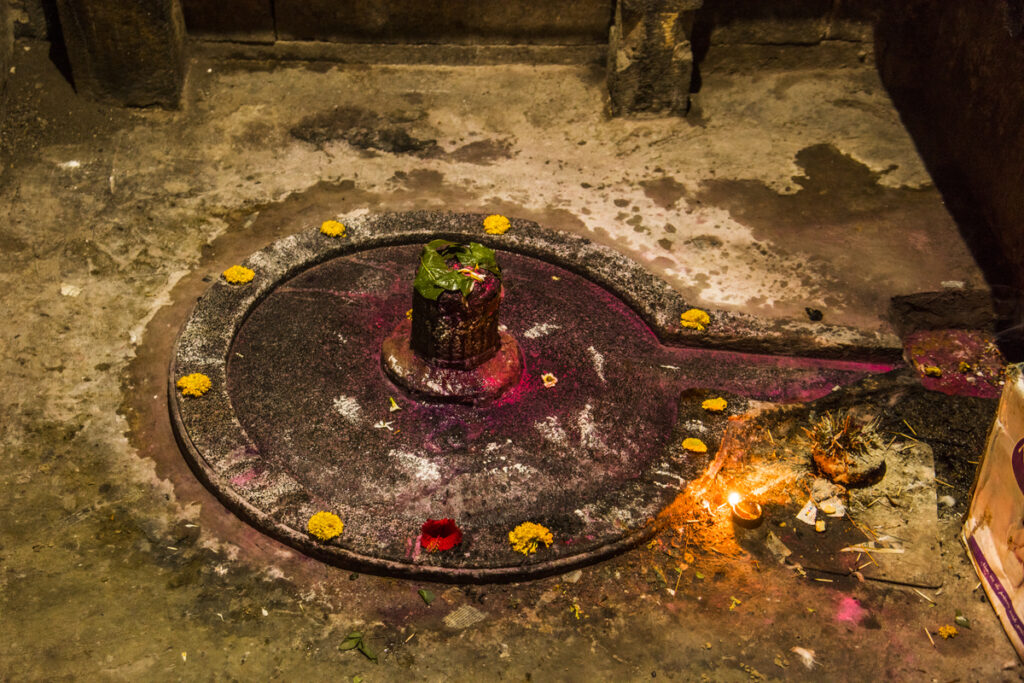 Древняя каменная скульптура в храме