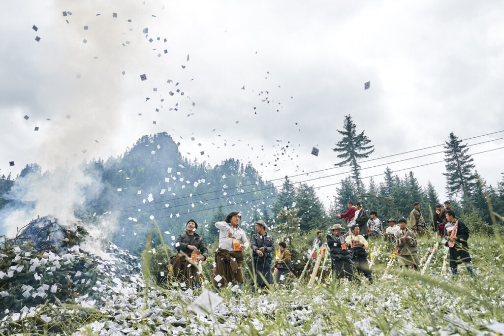 Группа людей развлекается в горах