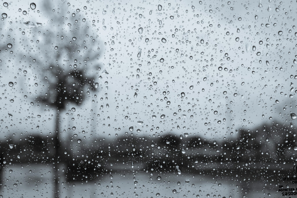 Капли дождя на окне