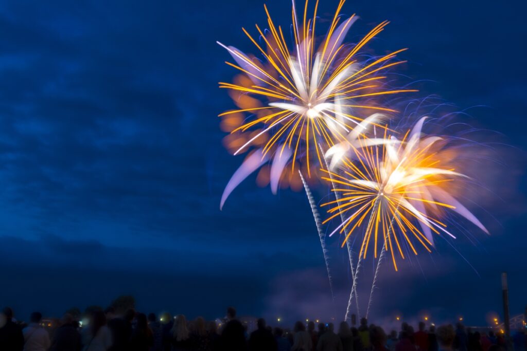 Красочный фейерверк в ночном небе