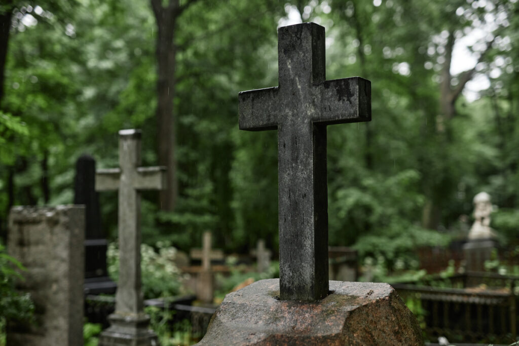 Крест на могиле на кладбище