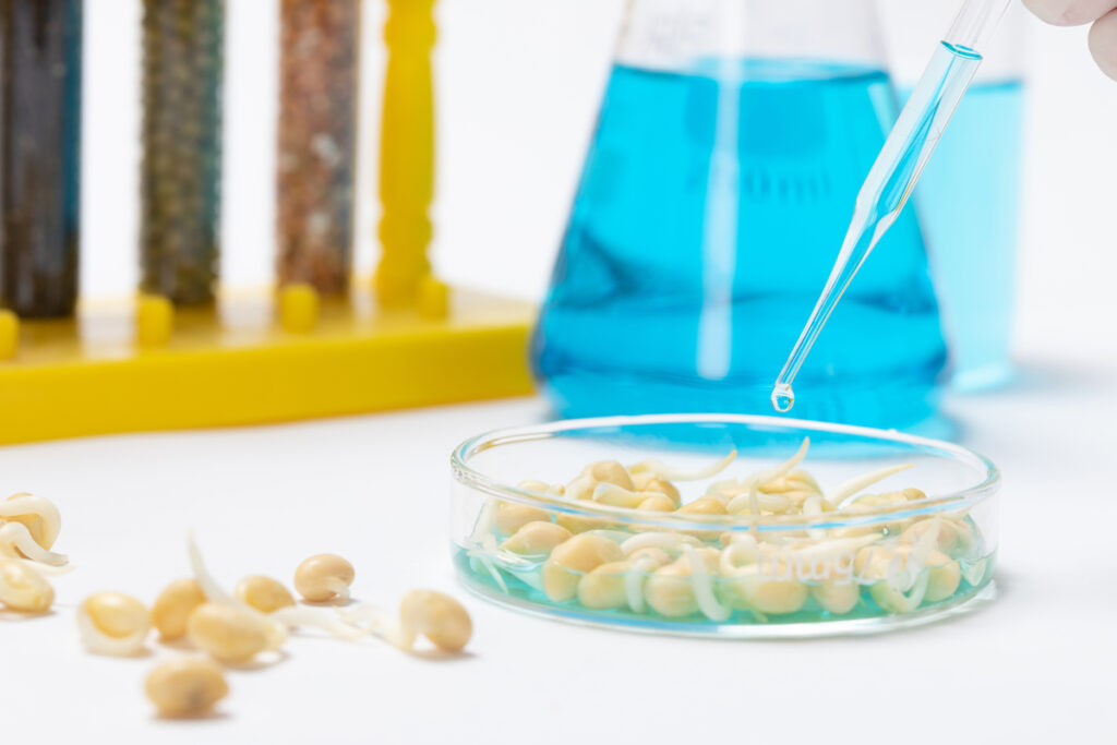 Крупный план экспериментирующего ученого