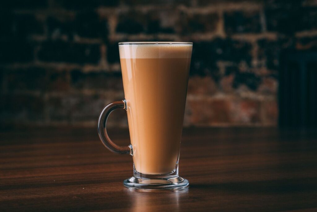 Крупный план кофе со льдом в большом стакане