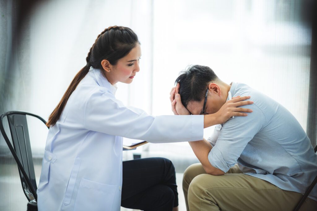 Крупный план психолога, утешающего своего депрессивного пациента