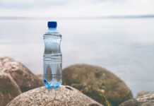 Маленькая бутылка с водой