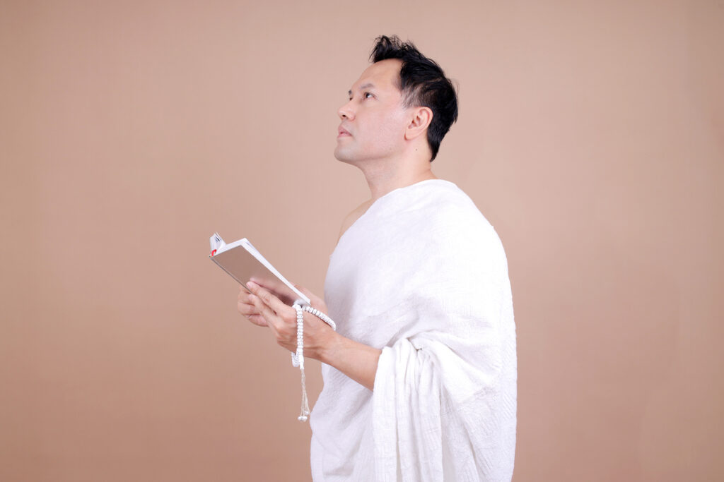 Мужчина готовится к декламации