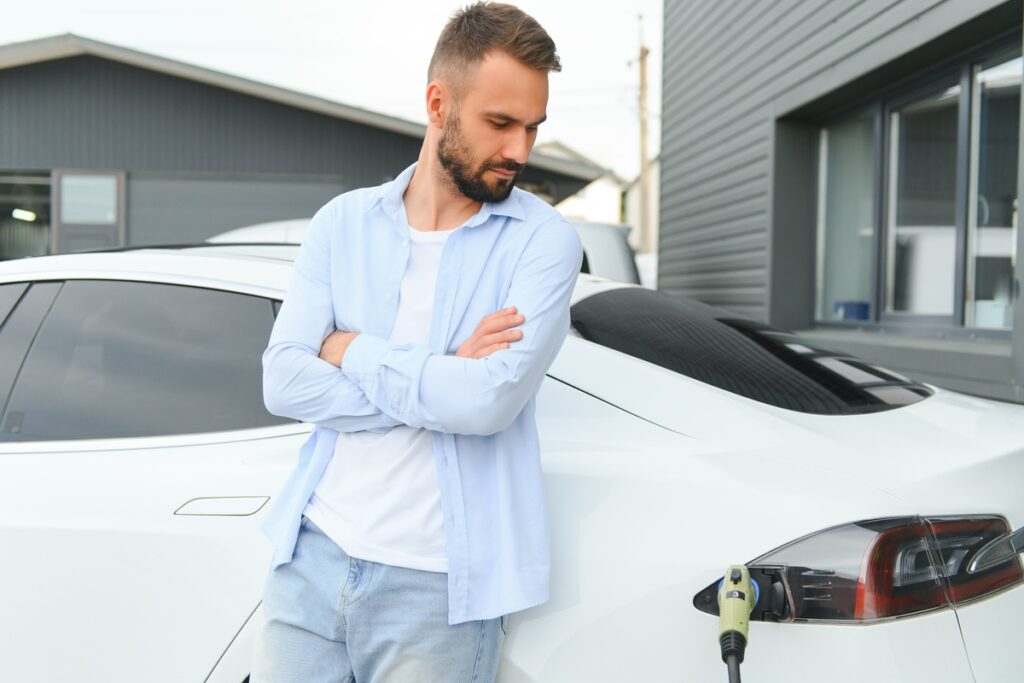 Мужчина у автомобиля