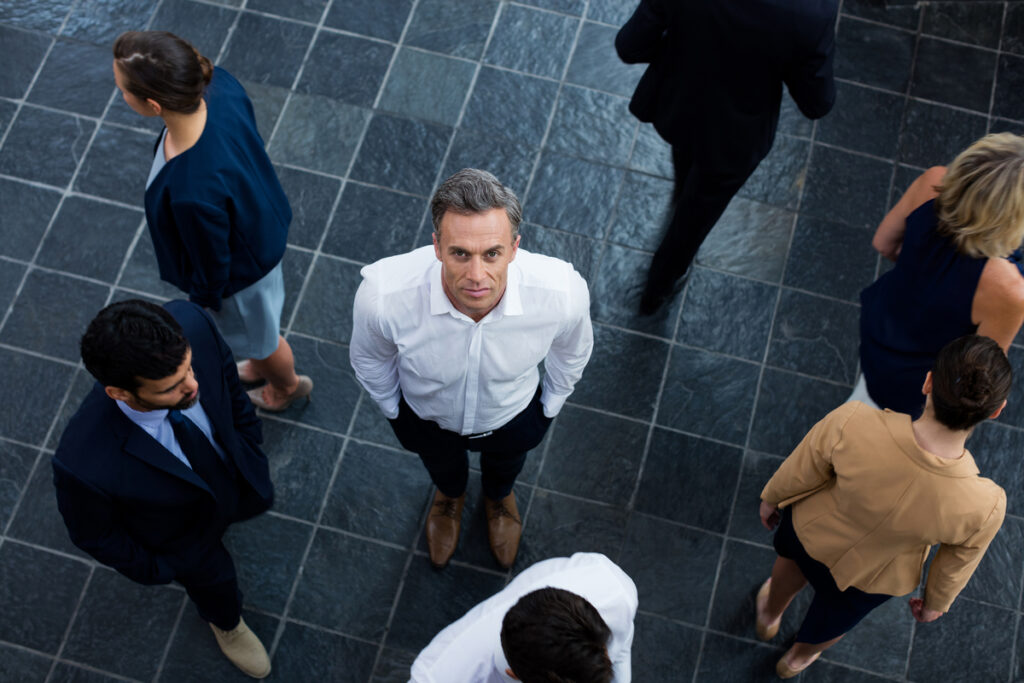 Мужчина в смотрит вверх толпе