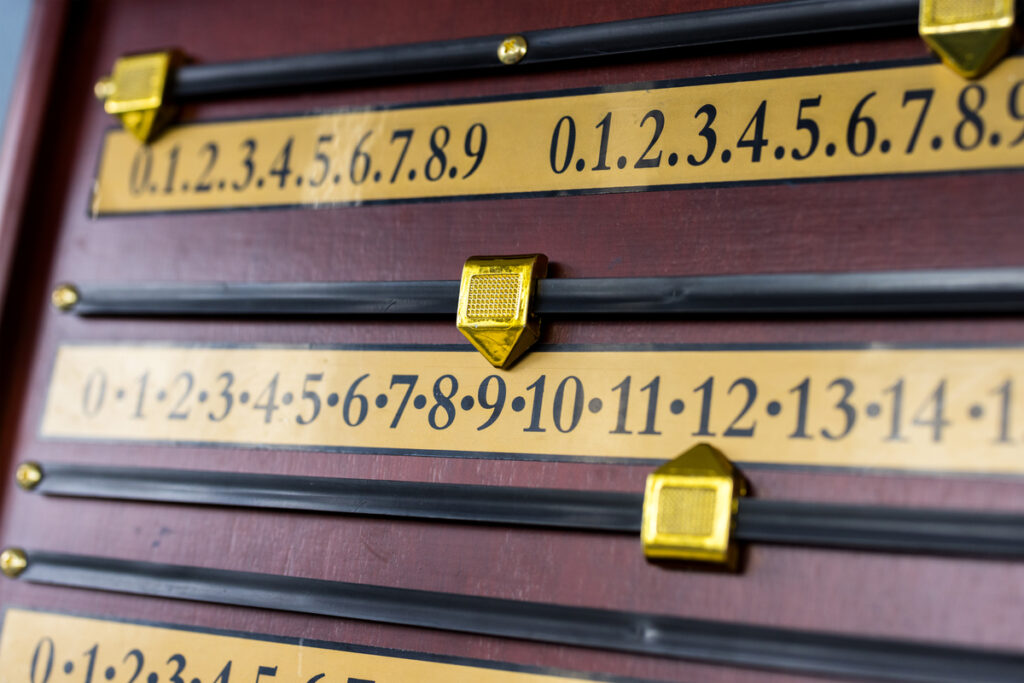 Настенная деревянная доска с цифрами