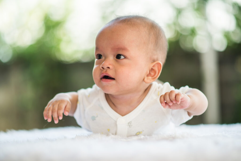 Новорожденный ребенок пытается ползти