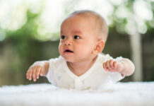 Новорожденный ребенок пытается ползти