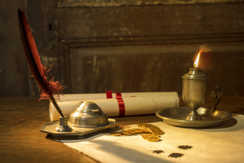 Старинные листы пергаментной бумаги