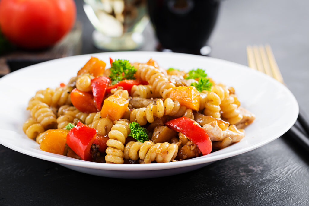 Тарелка рагу с макаронами и овощами