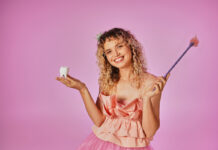 Веселая кудрявая зубная фея