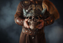 Древние ритуалы, о которых знают немногие Викинг держит человеческий череп в шлеме