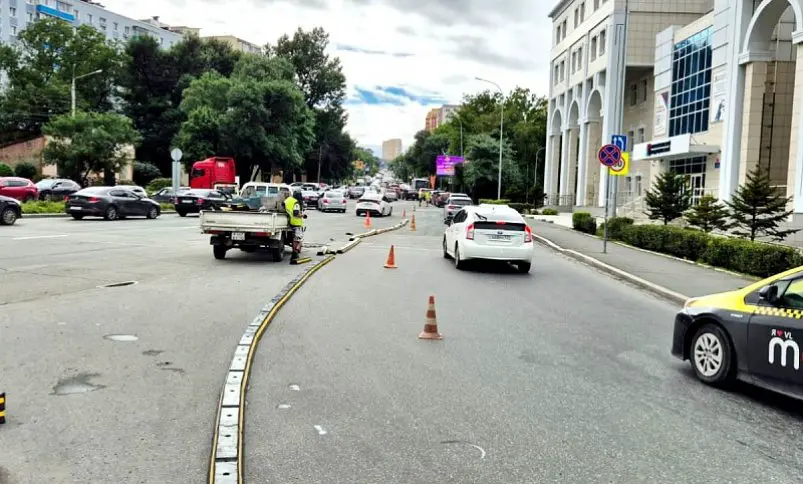 Делиниаторы монтируют на очередном ключевом участке дороги во Владивостоке Администрация Владивостока