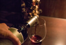 Исследования вкуса и его восприятия человеком Женщина наливает красное вино