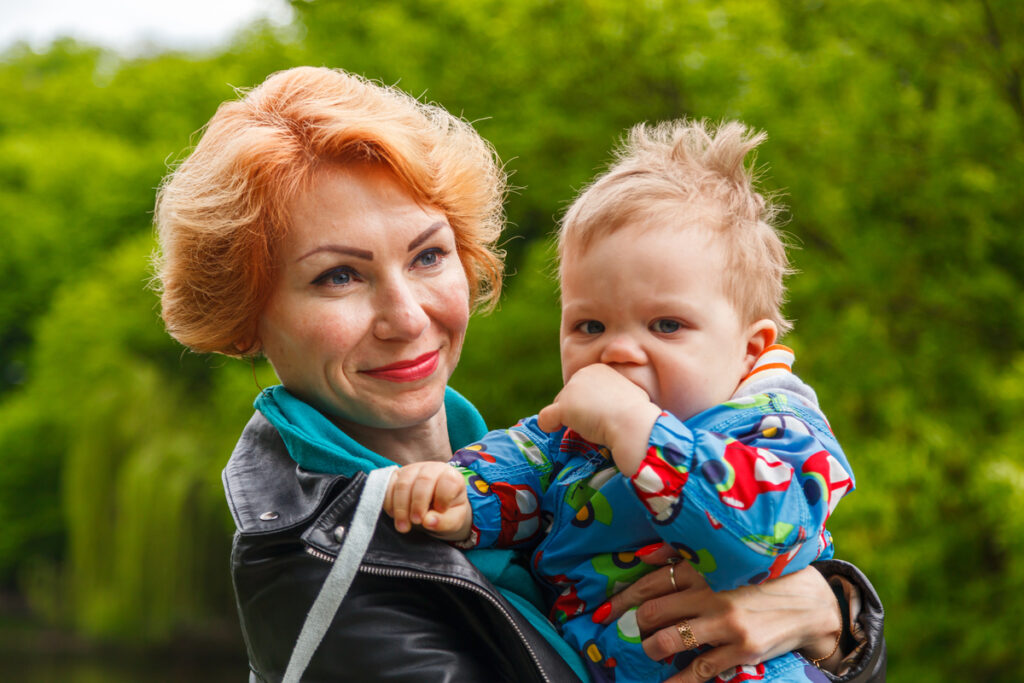 Женщина с мальчиком