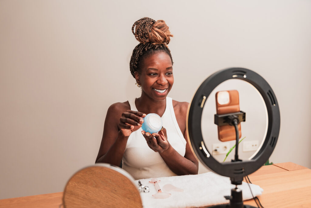 Женщина записывает ASMR