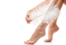 Необычные формы тревожных расстройств Женские ноги и мягкое страусиное перо