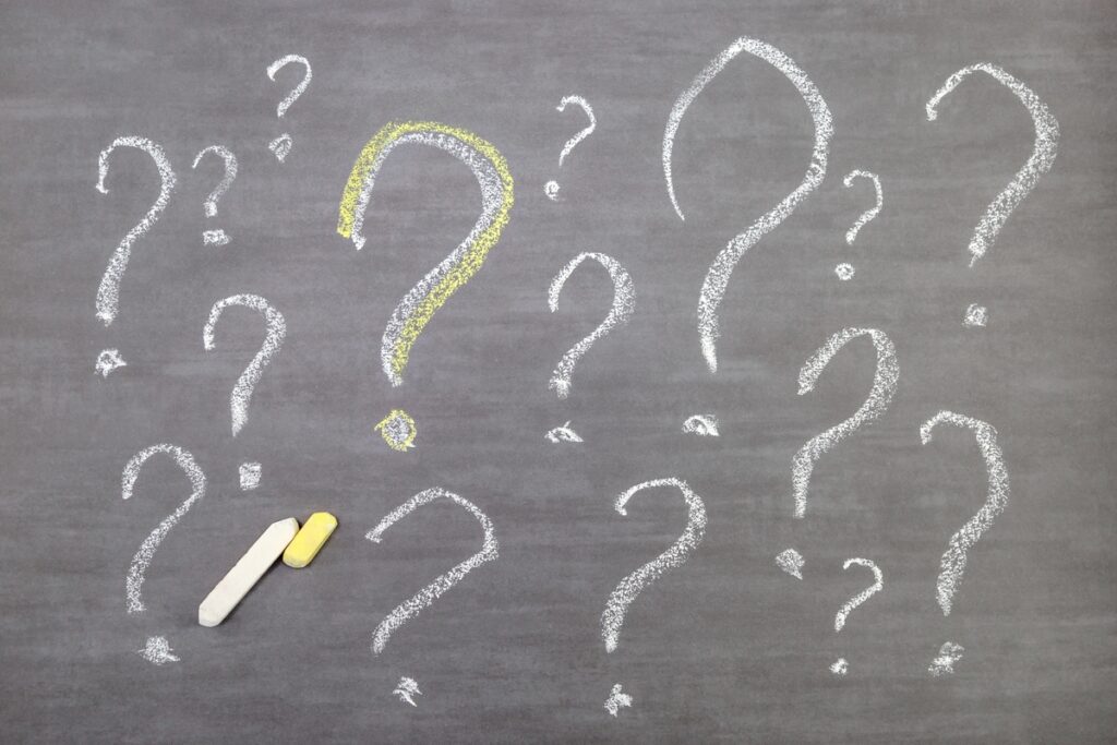 знаки вопроса, нарисованные мелом на доске