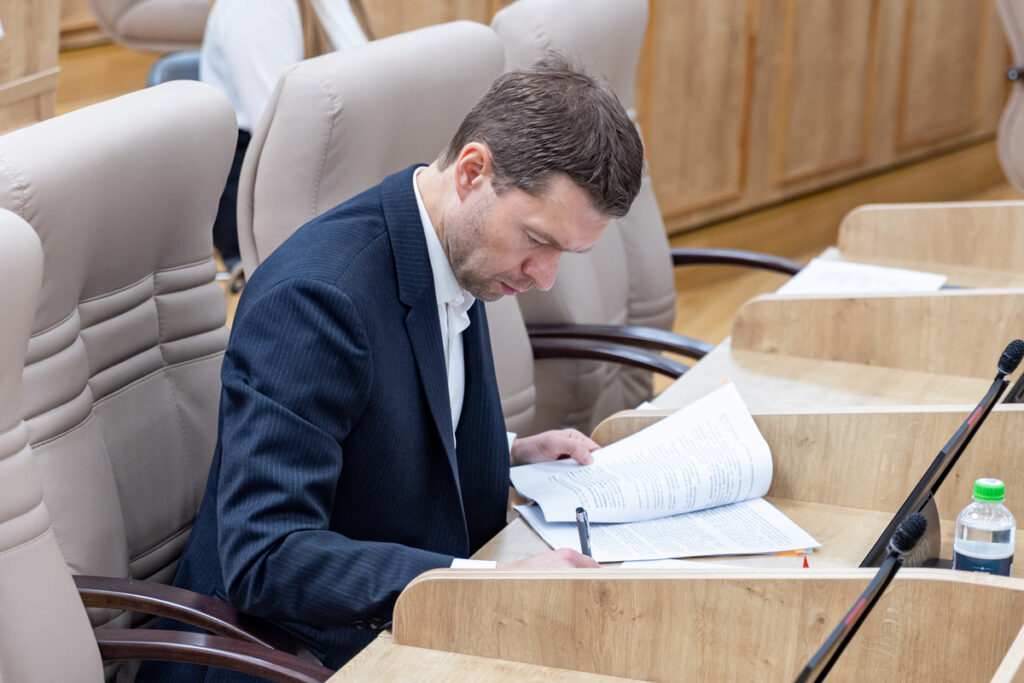 Алексей Вихарев помогает матерям и женам бойцов СВО