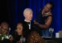 Джо Байден, Руфус Гиффорд и Барак Обама обсуждают сбор средств на библиотеку dzho bajden rufus gifford i barak obama obsuzhdayut sbor sredstv na biblioteku-missionary-su-0