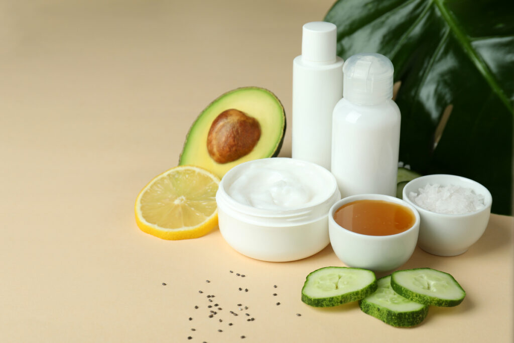 Авокадо, лимон, огурцы и средства для ухода кожи
