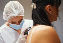 Дерматолог исследует кожу