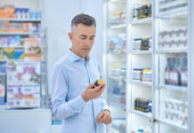 Зачем нужна аптечка, когда аптека рядом? Мужчина выбирает лекарства в аптеке