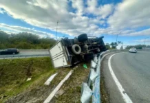 На развязке Владивостока произошла авария с Mitsubishi Canter, водитель не пострадал na razvyazke vladivostoka proizoshla avariya s voditel ne postradal-missionary-su-0