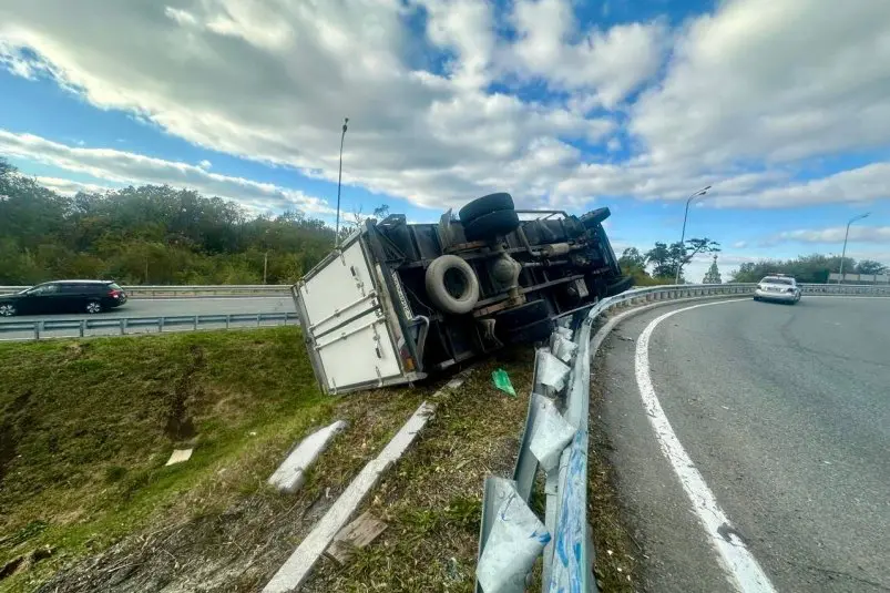 Грузовик опрокинулся на развязке на улице Маковского во Владивостоке УМВД России по Приморскому краю