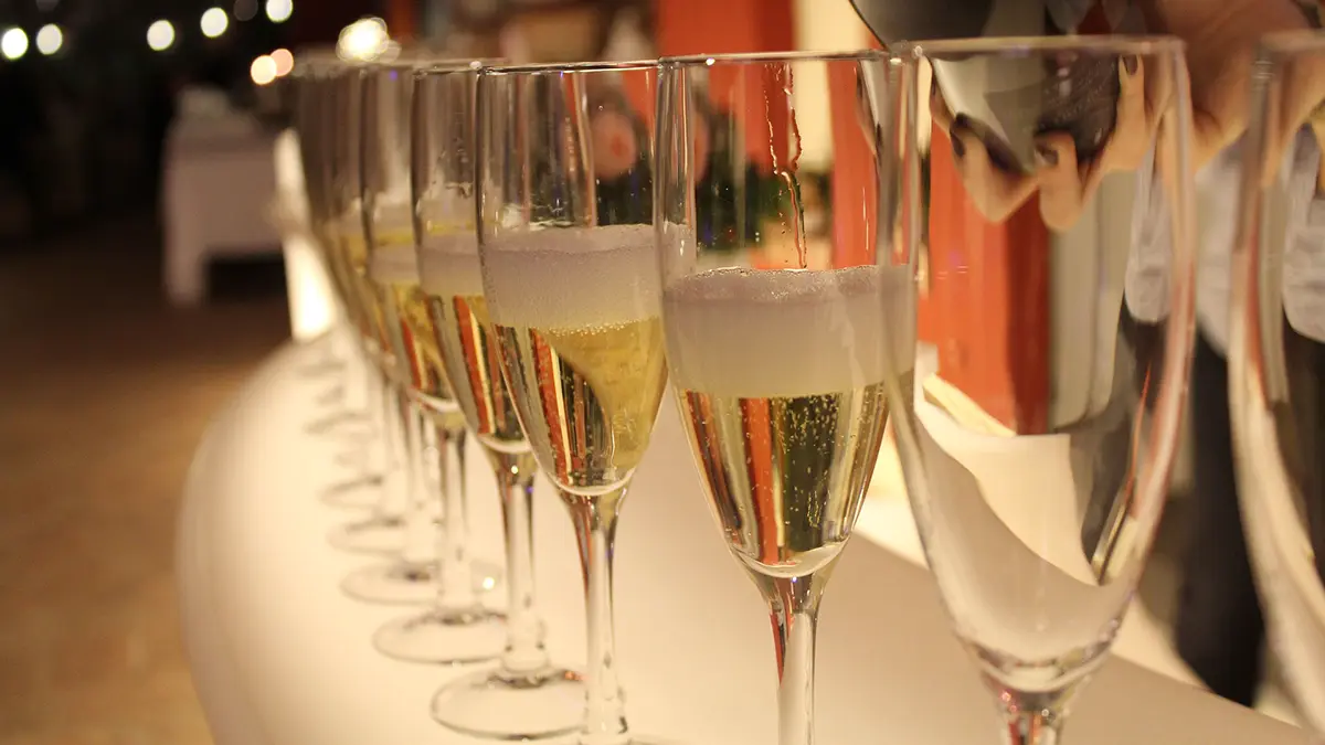 Подорожает ли игристое к Новому году