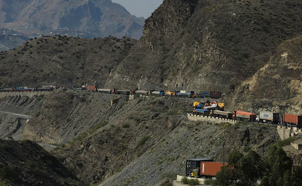 Грузовики, припарковались вдоль дороги, ведущей к границе с Торкхамом, после того как Пакистан закрыл пограничные переходы с Афганистаном после перестрелки между вооруженными силами двух стран, в Торкхаме, Пакистан, 15 октября 2025 года (Fayaz Aziz / Reuters)