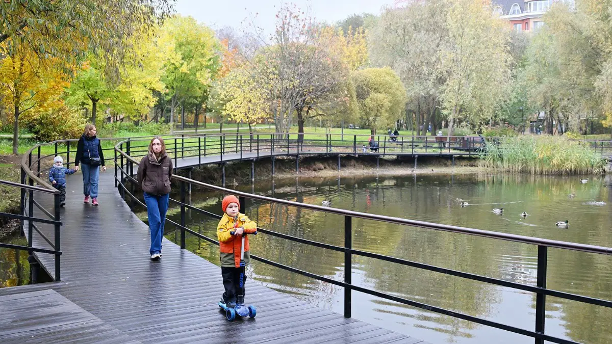 Москвичи уже наслаждаются удобством инфраструктуры парка «Дубрава» в столичном районе Куркино после завершения работ по благоустройству