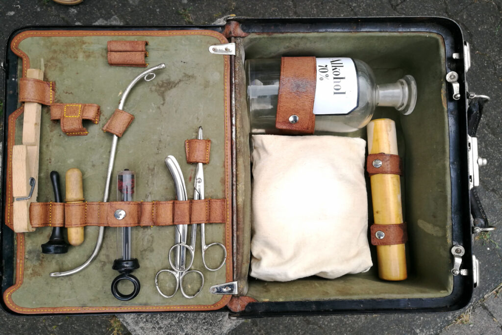 Старая армейская аптечка