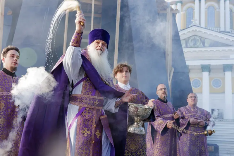 В минувшие выходные на место возведения памятника доставили скульптуры архангелов Иегудиила и Иеремиила