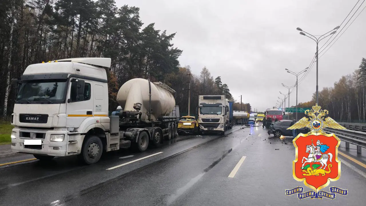 Три человека погибли в ДТП с четырьмя фурами в подмосковном Серпухове