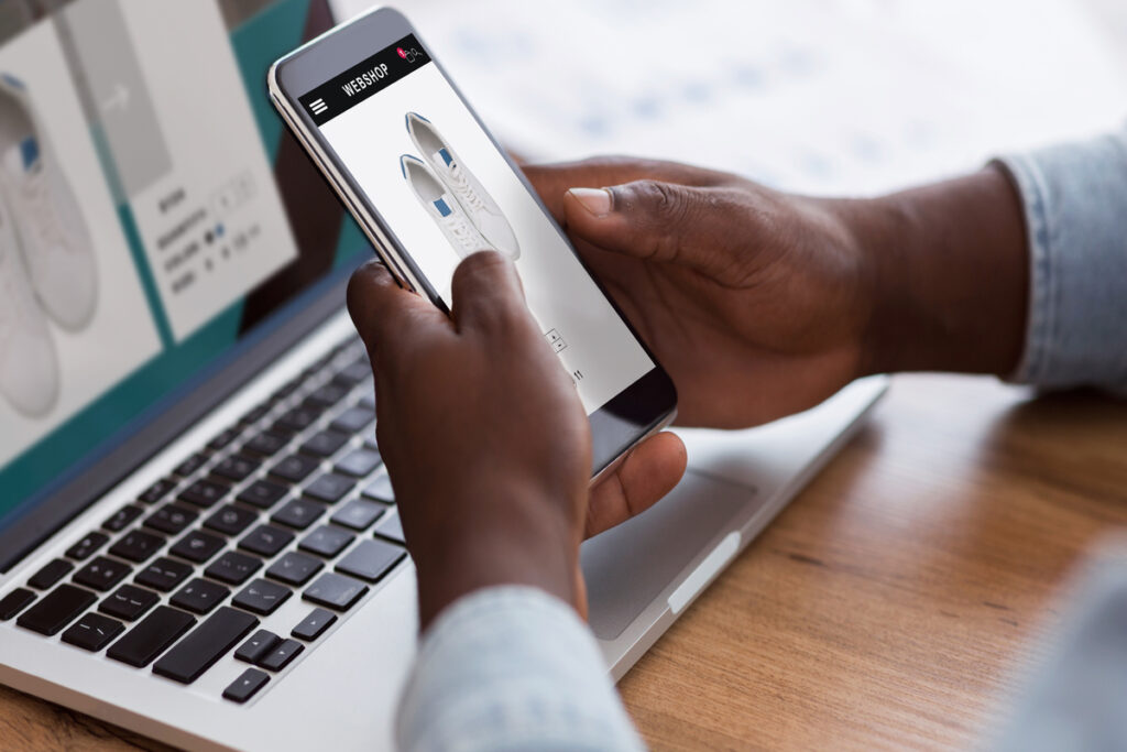 Человек смотрит рекламу кроссовок