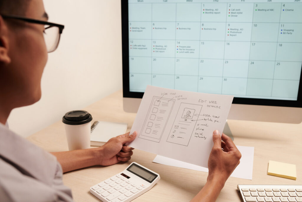 Фрилансер за ноутбуком с несколькими проектами и календарём