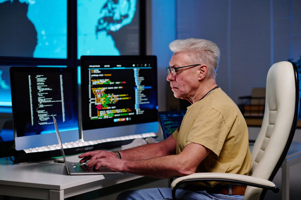 ИТ-менеджер, смотрящий на экран ноутбука