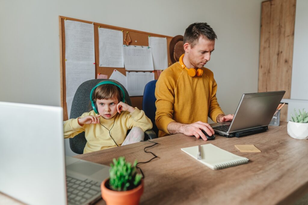 Маленькая девочка с отцом