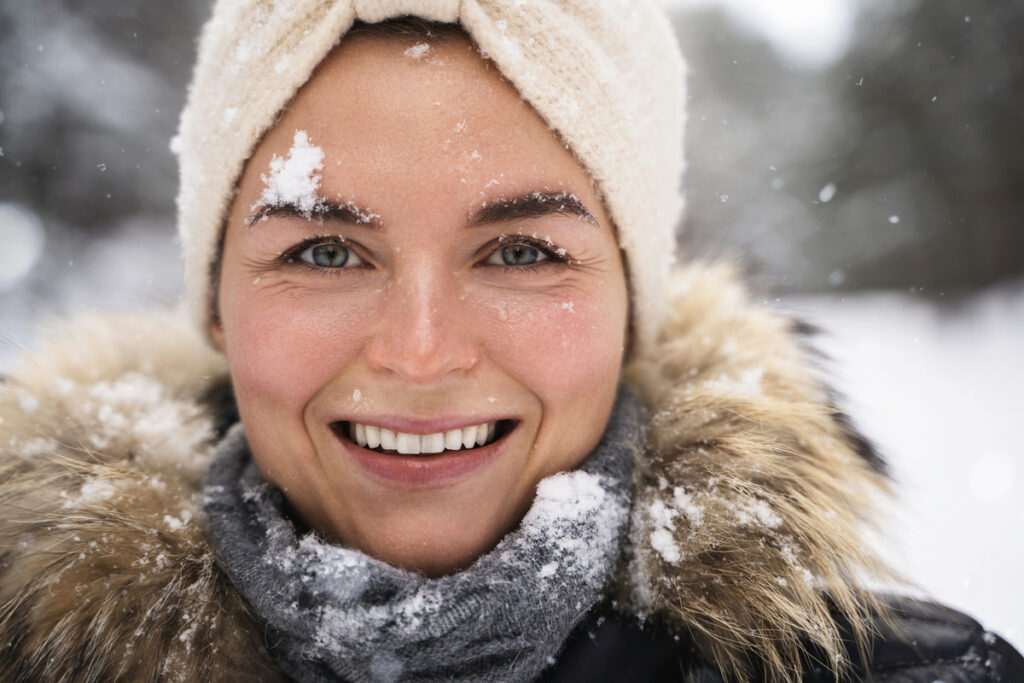 Молодая женщина наслаждается снегом