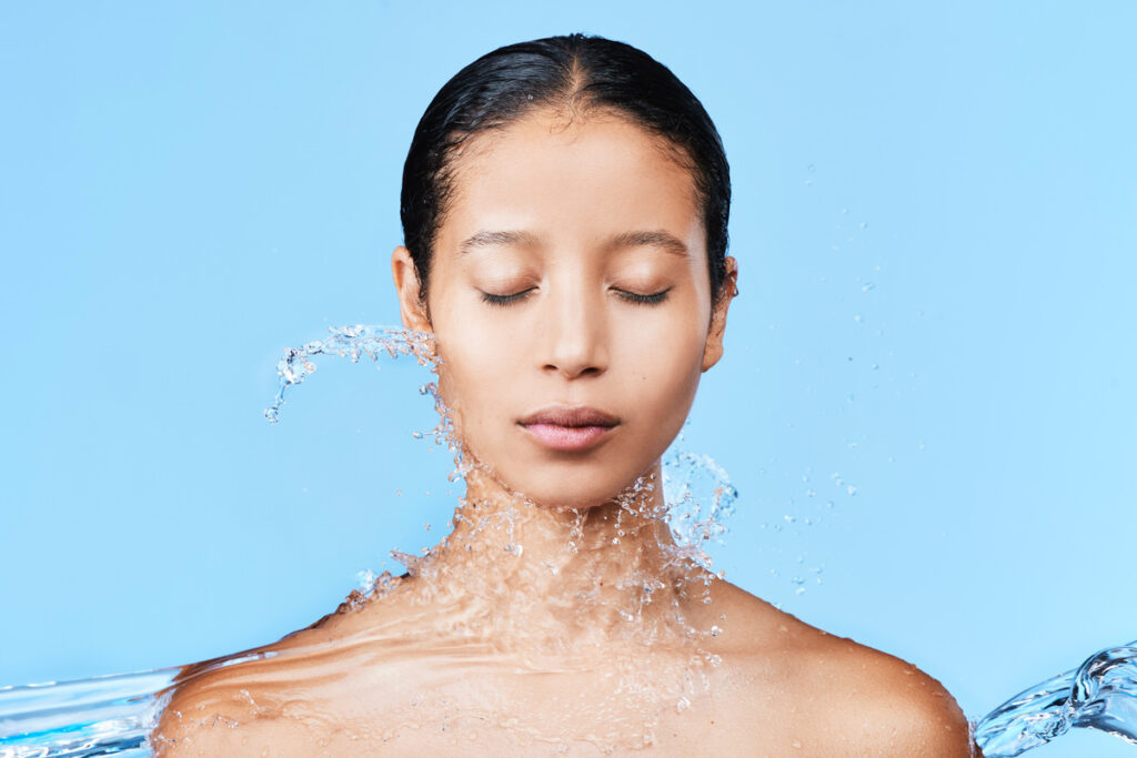 На девушку брызгают водой