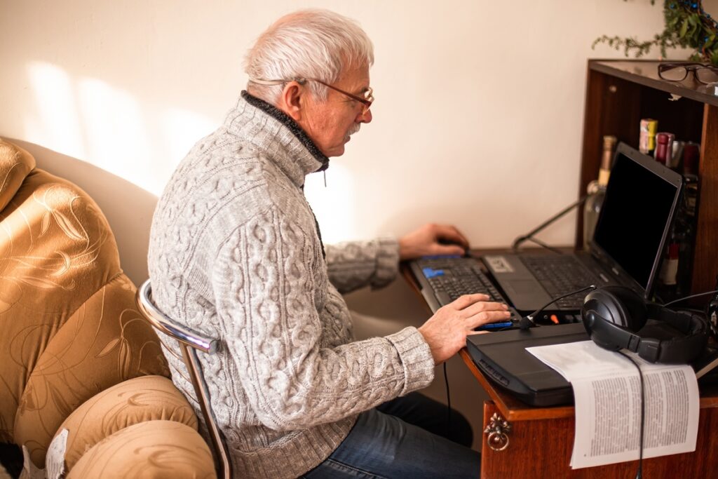 Пенсионер работает удаленно