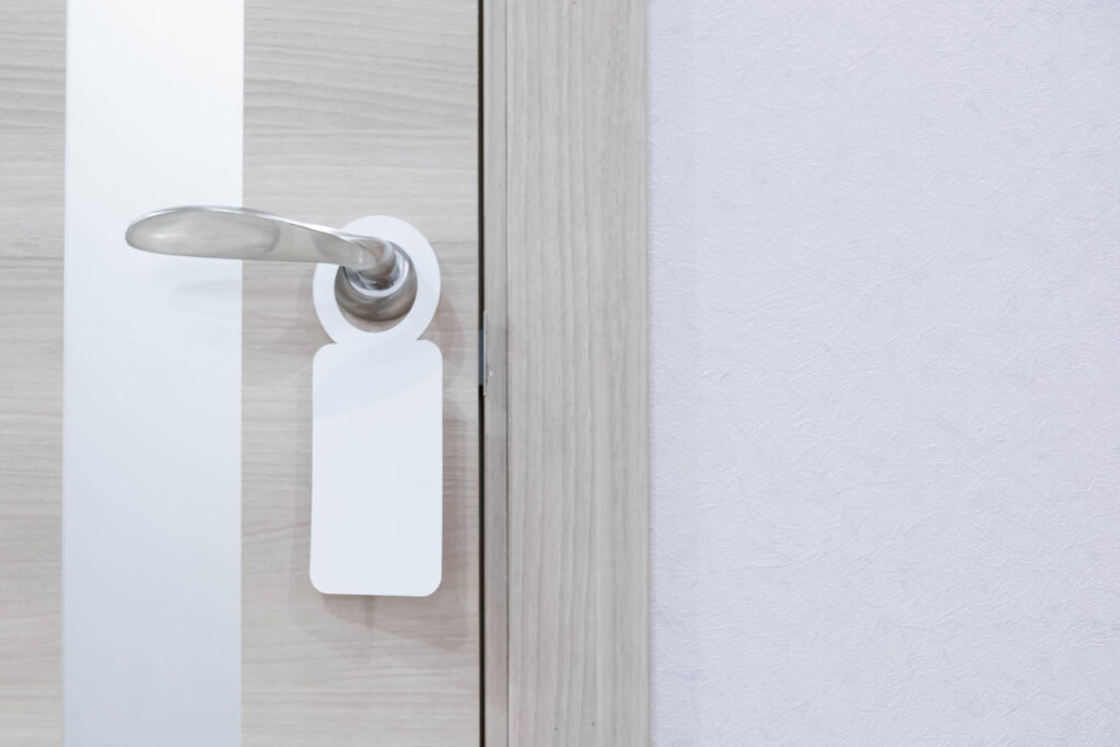 Пустая этикетка на дверной ручке
