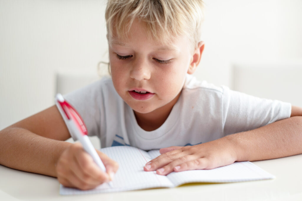 Ребёнок ведёт дневник и пишет о своих чувствах