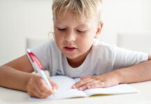 Эмоциональный интеллект у детей и подростков Ребёнок ведёт дневник и пишет о своих чувствах